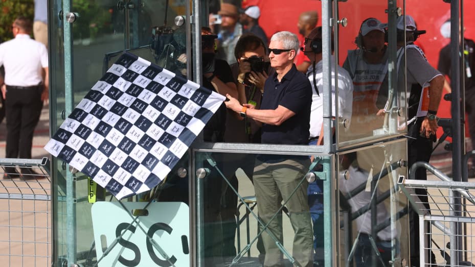 Formula One F1 - United States Grand Prix - Circuit of the Americas, Austin, Texas, U.S. - October 23, 2022 Tim Cook waves the chequered flag to the race winner Red Bull's Max Verstappen REUTERS/Mike Segar